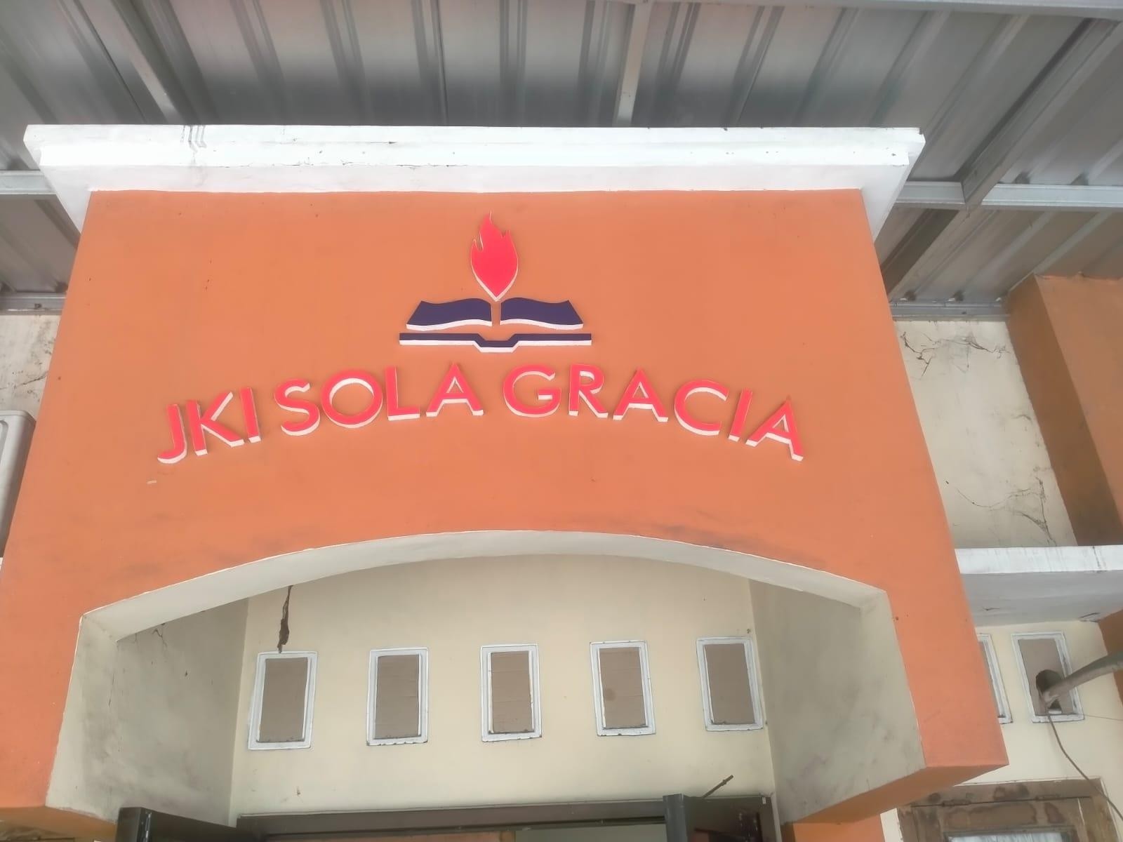 Bagian depan gereja.