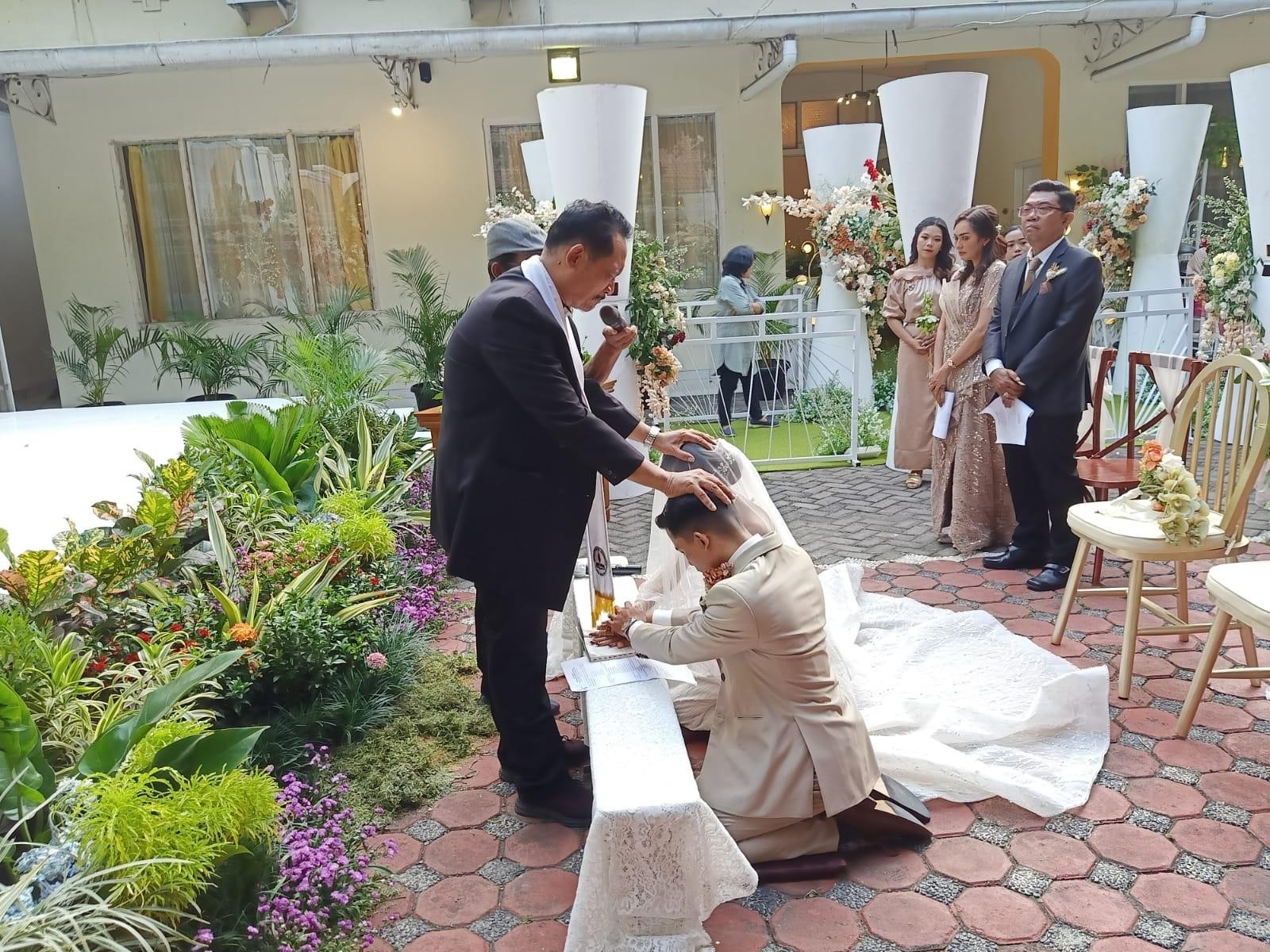 Pemberkatan nikah oleh Pdt. Natanael Juweni, M.Th.